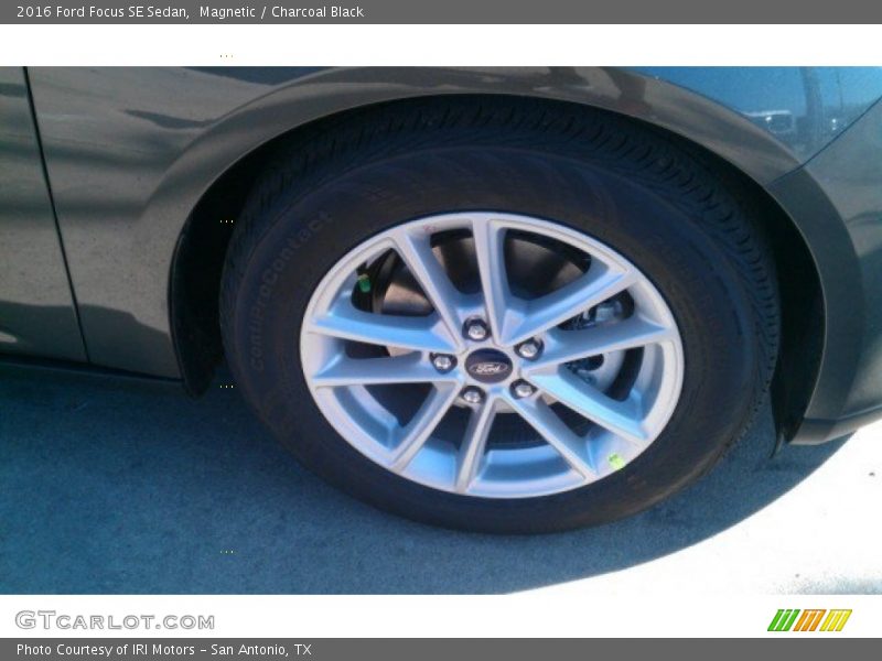 Magnetic / Charcoal Black 2016 Ford Focus SE Sedan