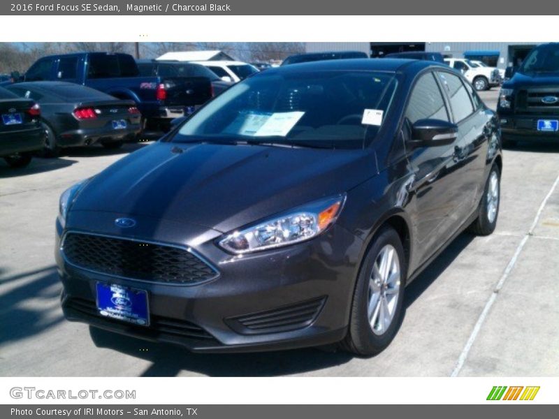 Magnetic / Charcoal Black 2016 Ford Focus SE Sedan