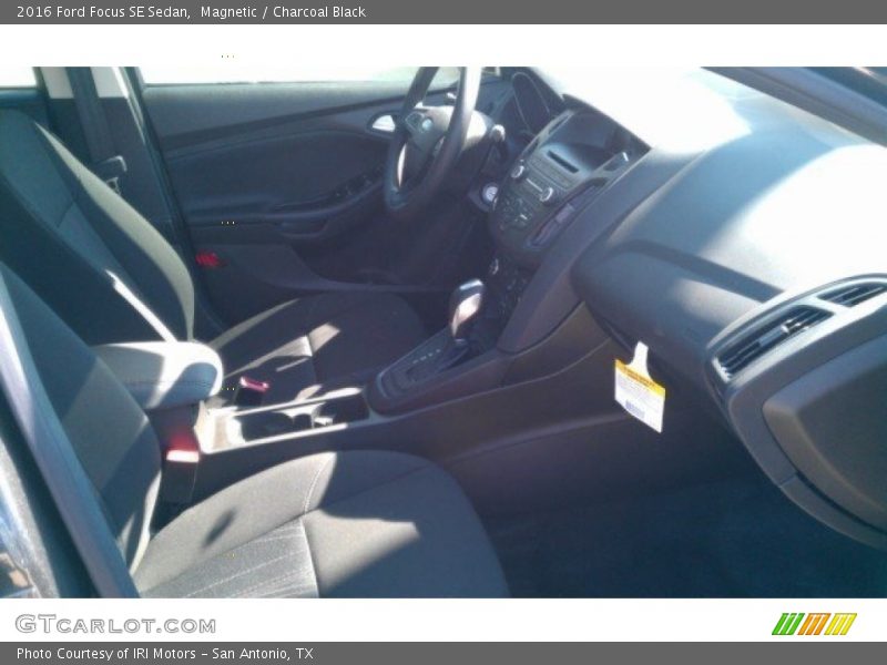 Magnetic / Charcoal Black 2016 Ford Focus SE Sedan