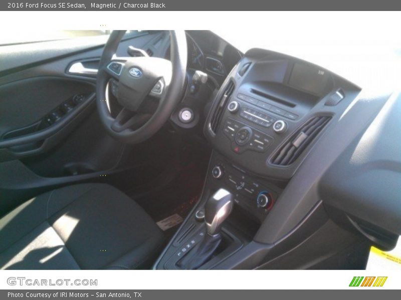 Magnetic / Charcoal Black 2016 Ford Focus SE Sedan