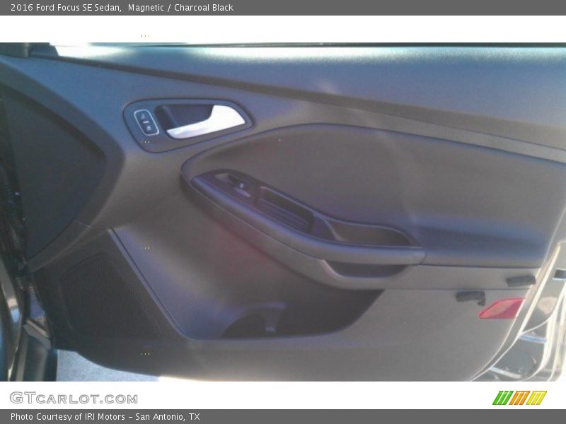 Magnetic / Charcoal Black 2016 Ford Focus SE Sedan