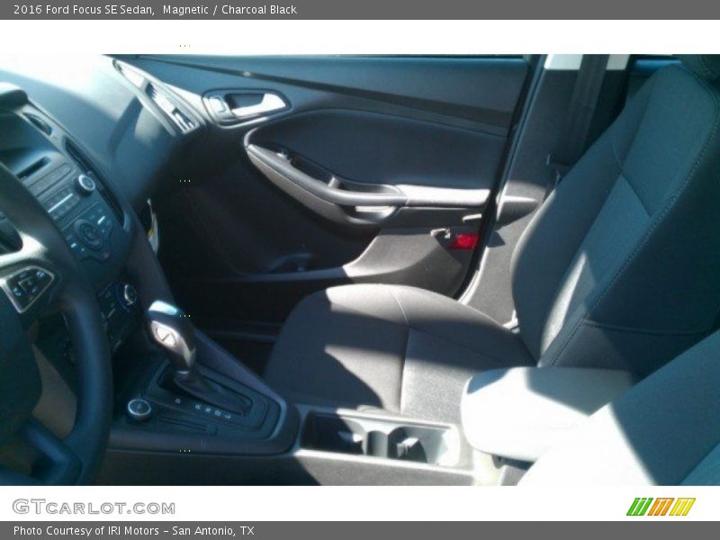Magnetic / Charcoal Black 2016 Ford Focus SE Sedan