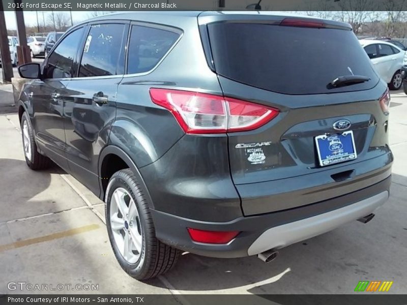 Magnetic Metallic / Charcoal Black 2016 Ford Escape SE