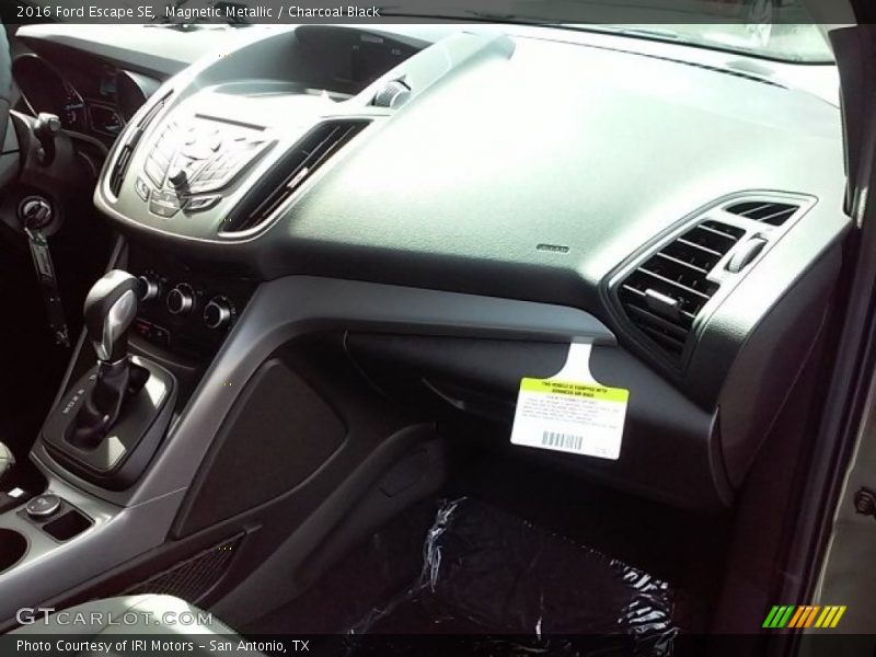 Magnetic Metallic / Charcoal Black 2016 Ford Escape SE