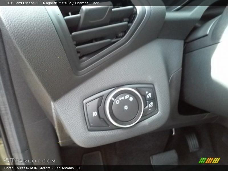 Magnetic Metallic / Charcoal Black 2016 Ford Escape SE
