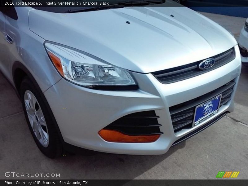 Ingot Silver Metallic / Charcoal Black 2016 Ford Escape S