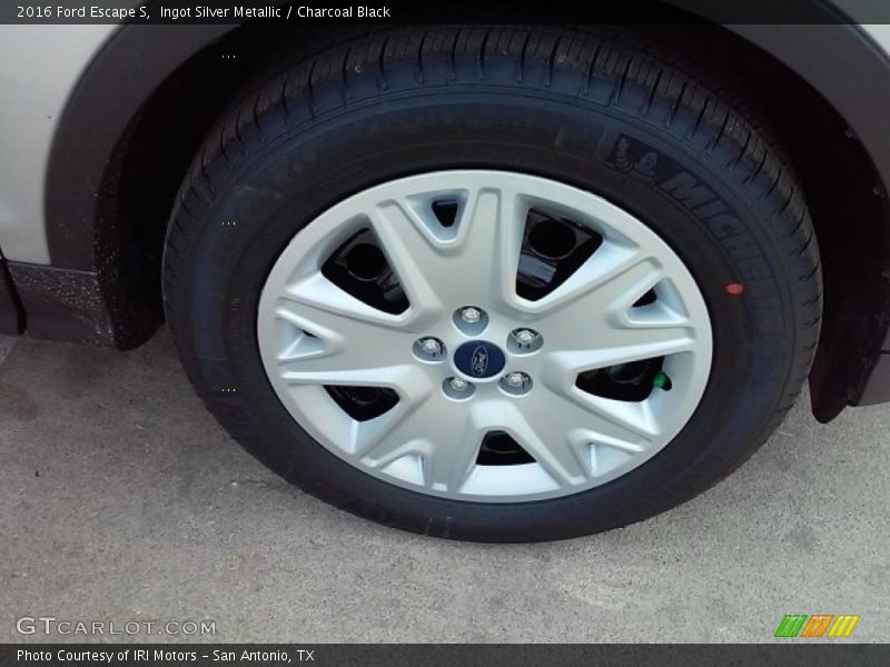 Ingot Silver Metallic / Charcoal Black 2016 Ford Escape S