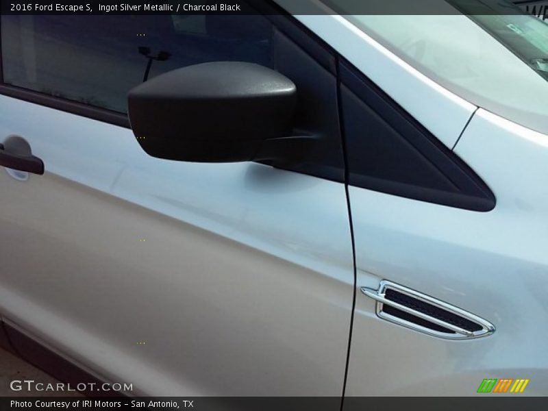 Ingot Silver Metallic / Charcoal Black 2016 Ford Escape S