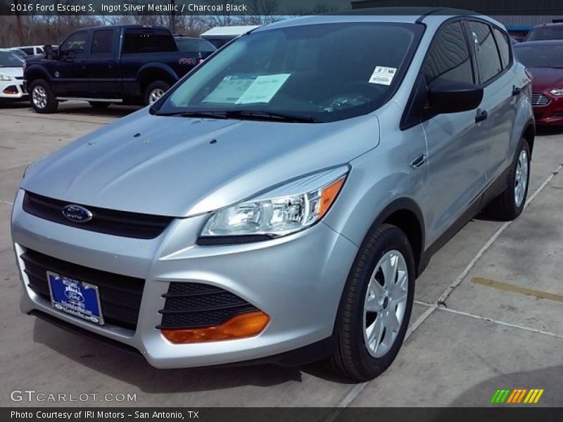 Ingot Silver Metallic / Charcoal Black 2016 Ford Escape S