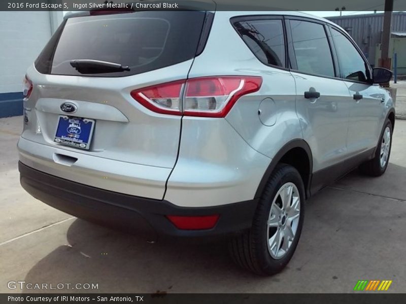 Ingot Silver Metallic / Charcoal Black 2016 Ford Escape S
