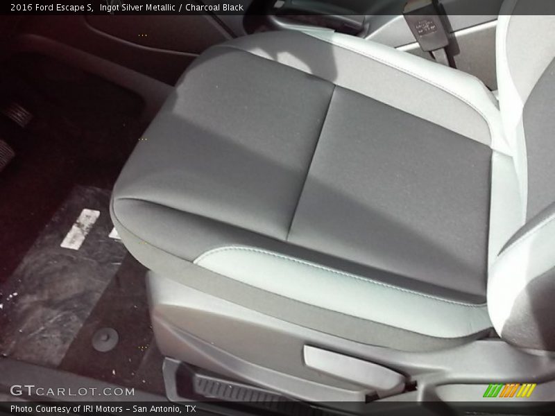 Ingot Silver Metallic / Charcoal Black 2016 Ford Escape S