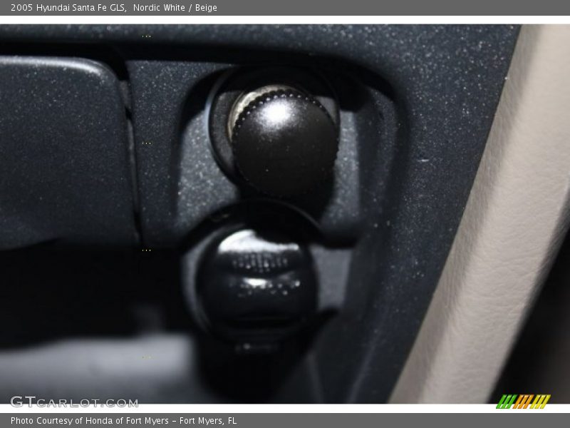 Nordic White / Beige 2005 Hyundai Santa Fe GLS