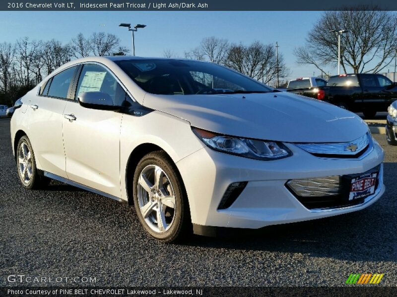Front 3/4 View of 2016 Volt LT
