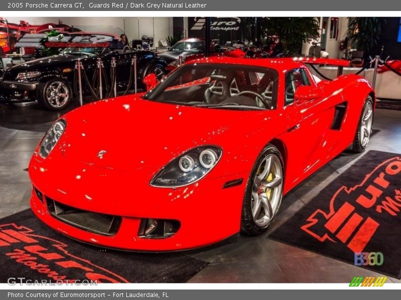 Front 3/4 View of 2005 Carrera GT 