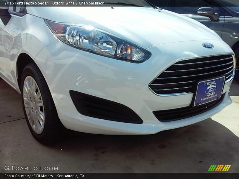 Oxford White / Charcoal Black 2016 Ford Fiesta S Sedan
