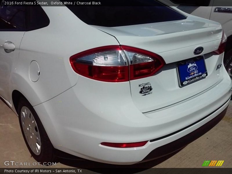 Oxford White / Charcoal Black 2016 Ford Fiesta S Sedan