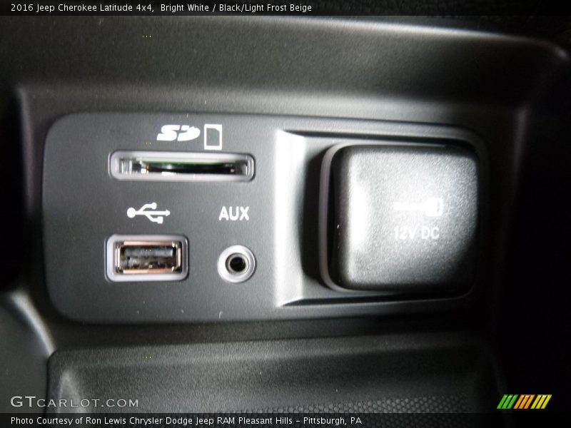 Bright White / Black/Light Frost Beige 2016 Jeep Cherokee Latitude 4x4