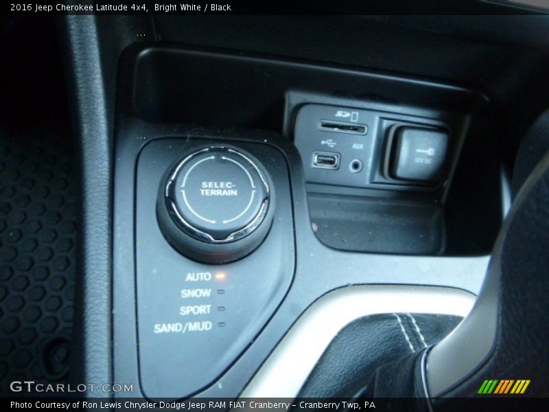 Bright White / Black 2016 Jeep Cherokee Latitude 4x4