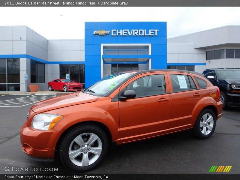 Front 3/4 View of 2011 Caliber Mainstreet