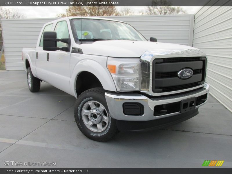 Front 3/4 View of 2016 F250 Super Duty XL Crew Cab 4x4