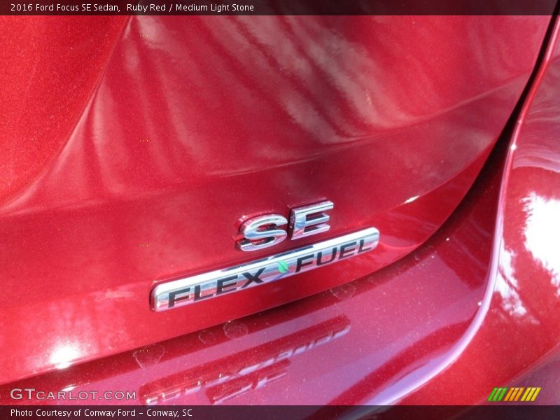 Ruby Red / Medium Light Stone 2016 Ford Focus SE Sedan