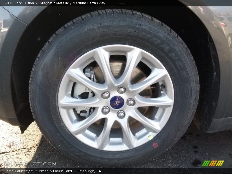 Magnetic Metallic / Medium Earth Gray 2016 Ford Fusion S