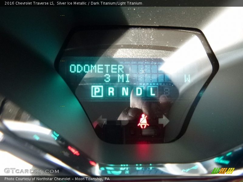 Silver Ice Metallic / Dark Titanium/Light Titanium 2016 Chevrolet Traverse LS