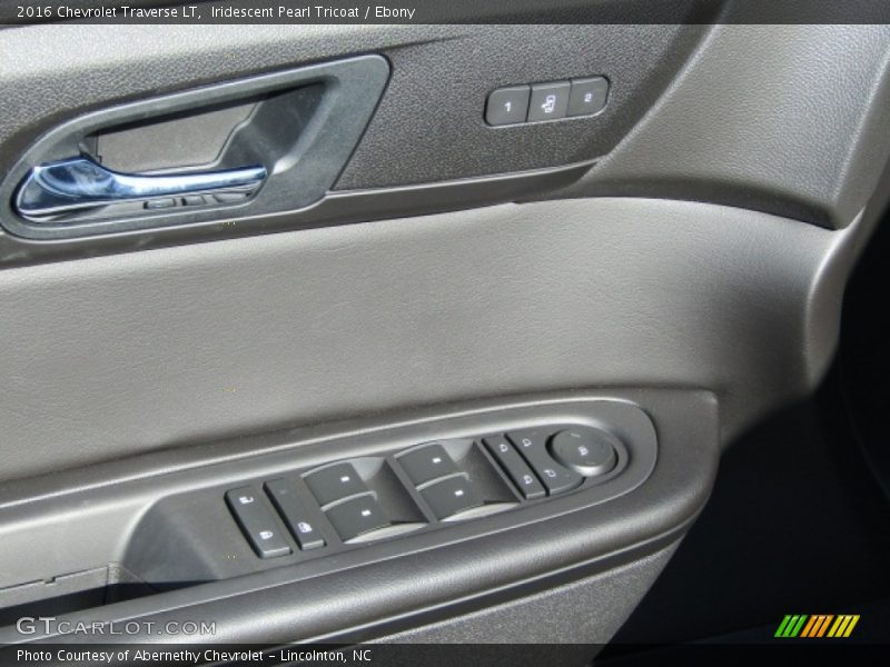 Iridescent Pearl Tricoat / Ebony 2016 Chevrolet Traverse LT
