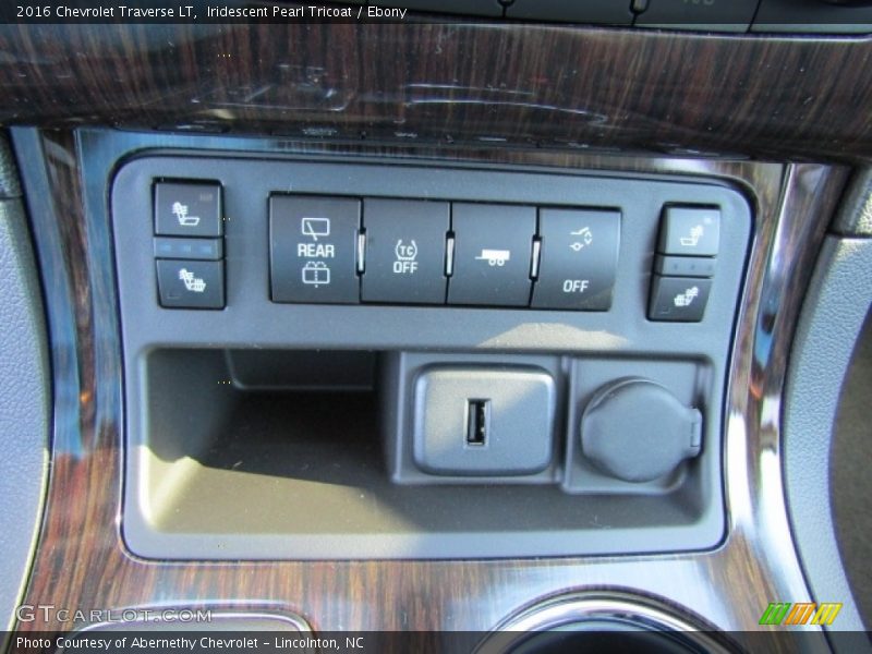 Iridescent Pearl Tricoat / Ebony 2016 Chevrolet Traverse LT