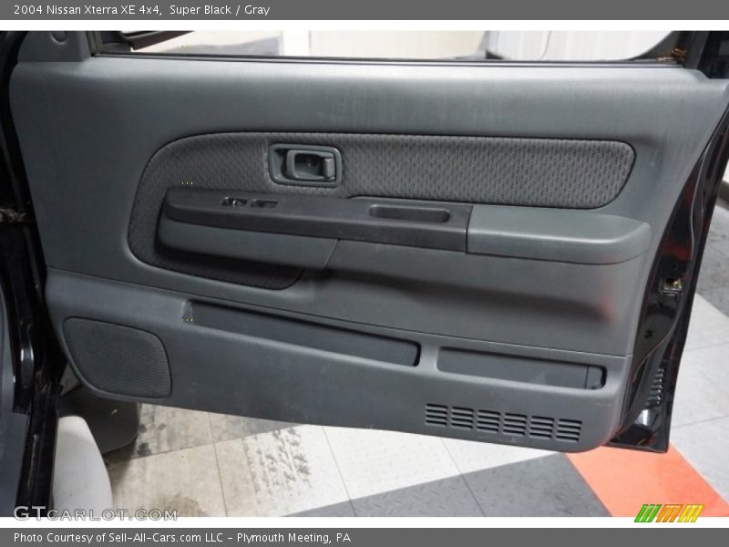 Super Black / Gray 2004 Nissan Xterra XE 4x4