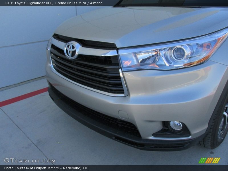 Creme Brulee Mica / Almond 2016 Toyota Highlander XLE
