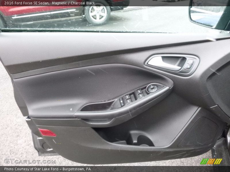 Magnetic / Charcoal Black 2016 Ford Focus SE Sedan