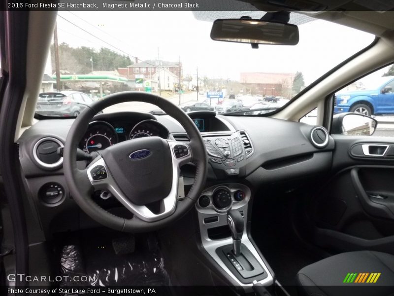 Magnetic Metallic / Charcoal Black 2016 Ford Fiesta SE Hatchback