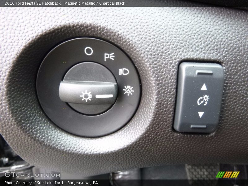 Magnetic Metallic / Charcoal Black 2016 Ford Fiesta SE Hatchback