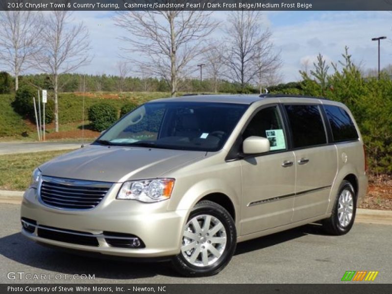 Front 3/4 View of 2016 Town & Country Touring