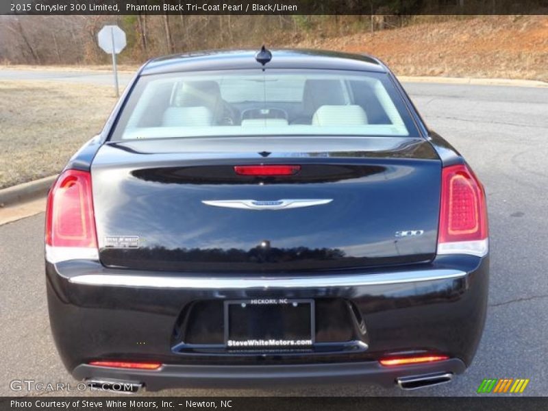 Phantom Black Tri-Coat Pearl / Black/Linen 2015 Chrysler 300 Limited