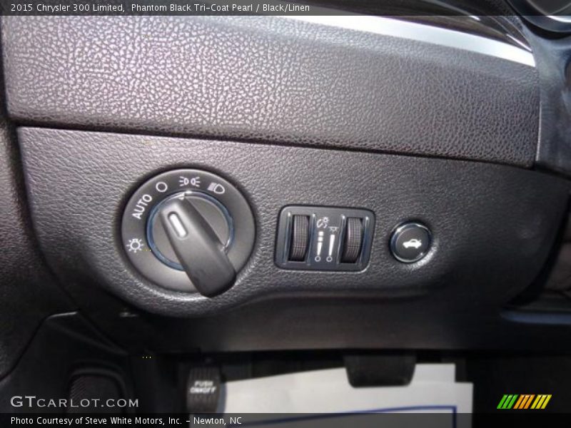 Phantom Black Tri-Coat Pearl / Black/Linen 2015 Chrysler 300 Limited