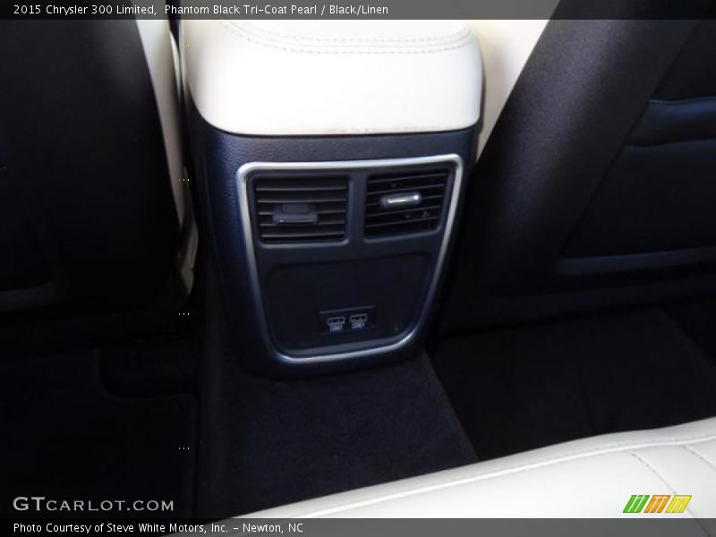 Phantom Black Tri-Coat Pearl / Black/Linen 2015 Chrysler 300 Limited