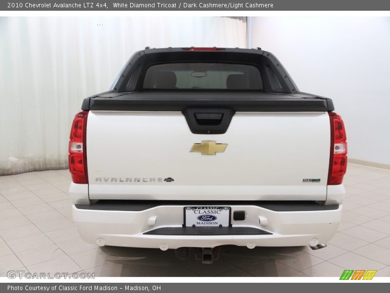 White Diamond Tricoat / Dark Cashmere/Light Cashmere 2010 Chevrolet Avalanche LTZ 4x4