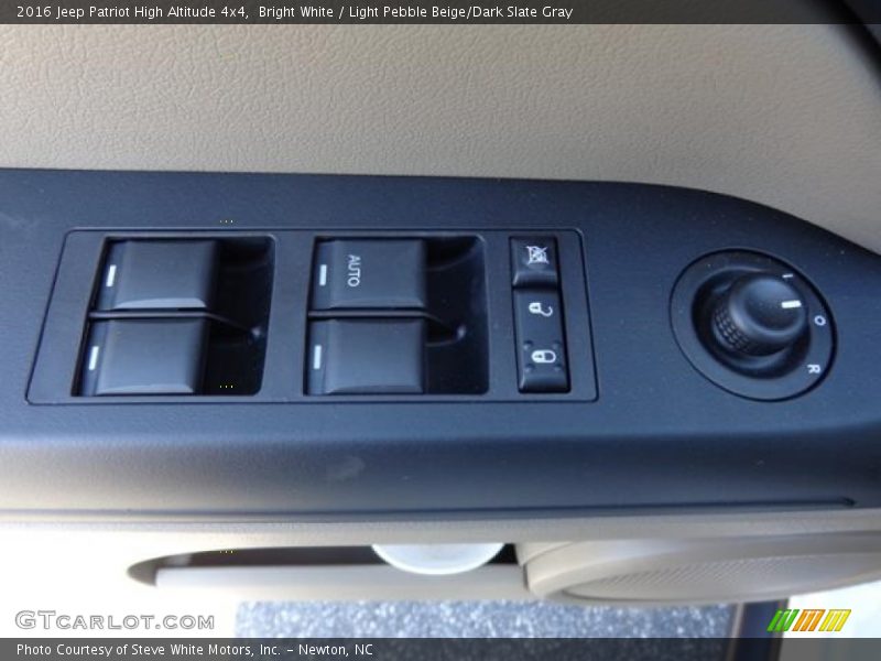 Bright White / Light Pebble Beige/Dark Slate Gray 2016 Jeep Patriot High Altitude 4x4