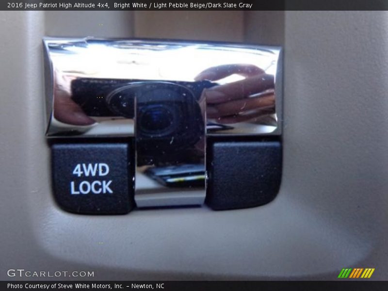 Bright White / Light Pebble Beige/Dark Slate Gray 2016 Jeep Patriot High Altitude 4x4
