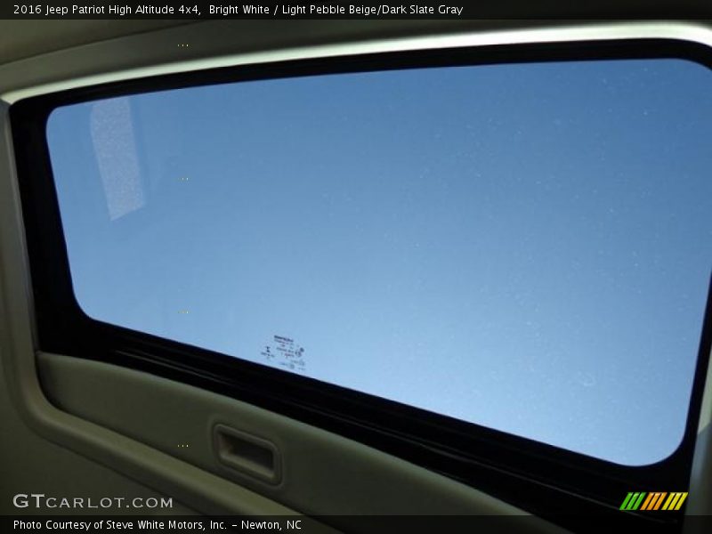 Bright White / Light Pebble Beige/Dark Slate Gray 2016 Jeep Patriot High Altitude 4x4
