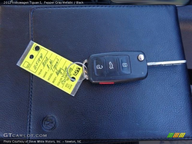 Pepper Gray Metallic / Black 2012 Volkswagen Tiguan S