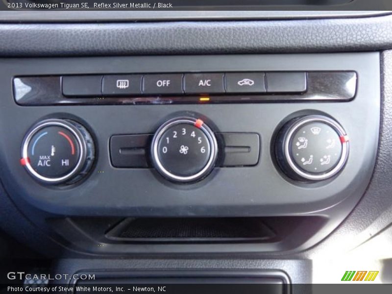 Reflex Silver Metallic / Black 2013 Volkswagen Tiguan SE