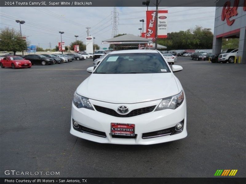 Super White / Black/Ash 2014 Toyota Camry SE