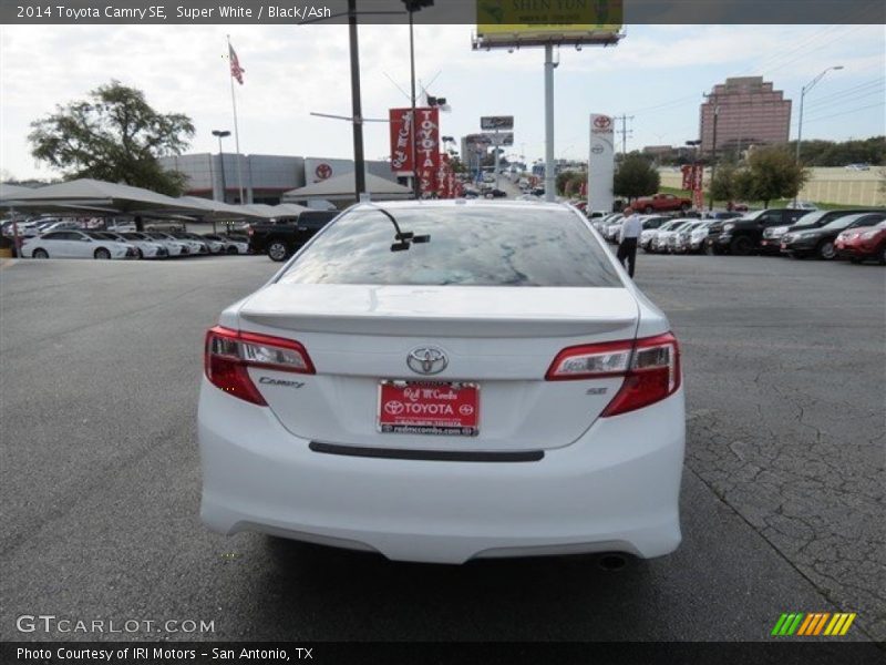 Super White / Black/Ash 2014 Toyota Camry SE