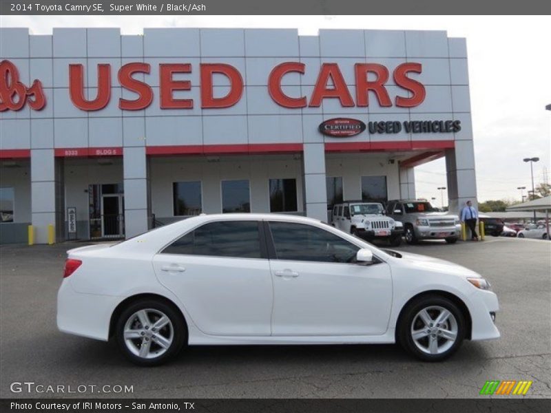 Super White / Black/Ash 2014 Toyota Camry SE