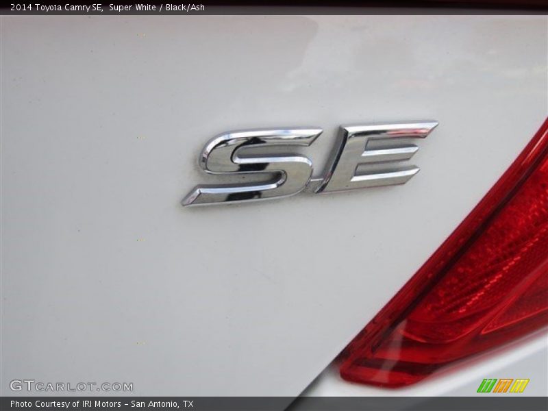 Super White / Black/Ash 2014 Toyota Camry SE