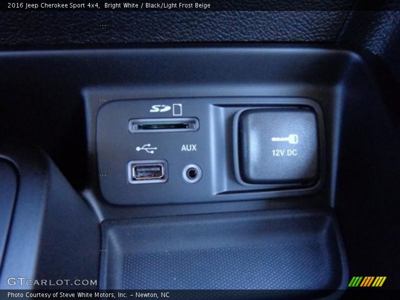 Bright White / Black/Light Frost Beige 2016 Jeep Cherokee Sport 4x4