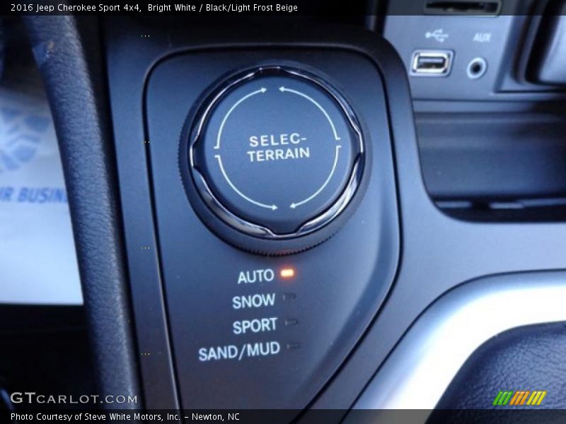 Bright White / Black/Light Frost Beige 2016 Jeep Cherokee Sport 4x4